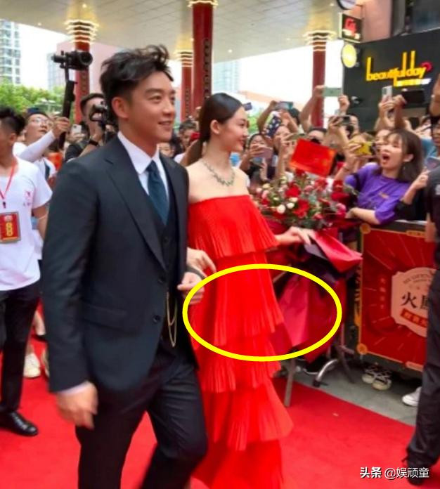 郑恺火锅店开业，林峰衣衫不整走红毯，王祖蓝穿长款衬衫像学生