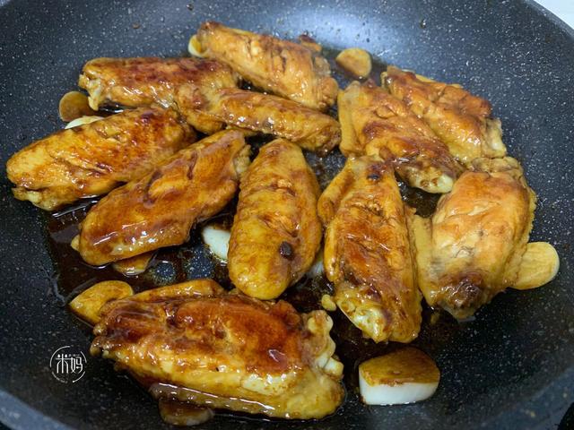 鸡翅这样煮不用一滴油，表皮酥香，肉质鲜嫩，比可乐鸡翅好吃多了