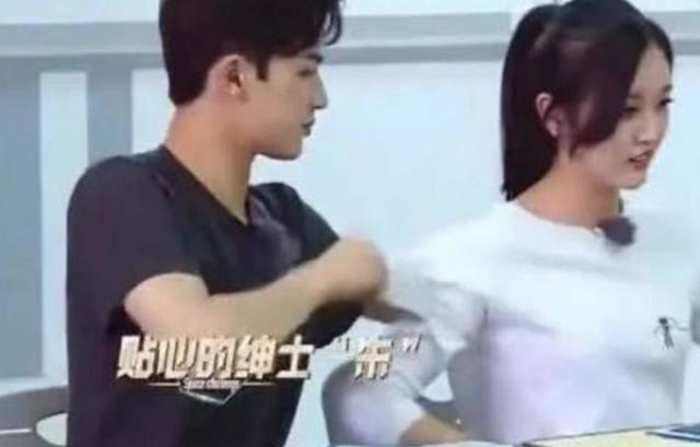 对着镜头“整理”衣服，女艺人没啥，李晨被字幕组警告