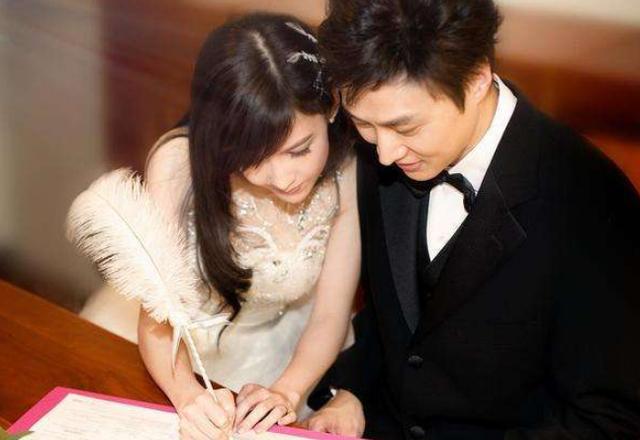 被誉为香港“玉女”，怕变老坚决不晒太阳不生