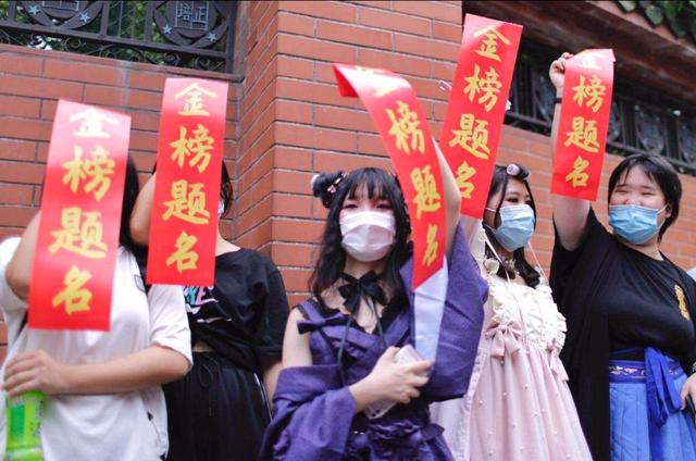 女孩|一字马女孩高考成绩457分 高兴的说：有书读就放心了