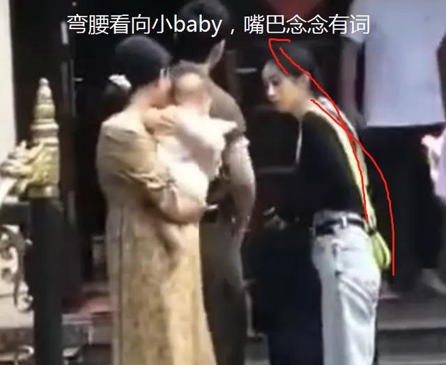 赵丽颖录节目却遇到小baby，看清她下意识动作，