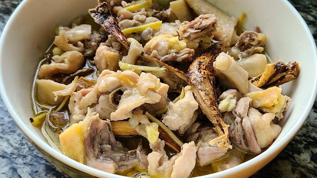 五指毛桃蒸鸡的做法，香气四溢又好吃，我家很喜欢的一道家常菜