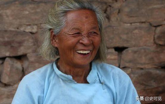 曾因抗日离家16年，当上司令后回乡寻母，发现白发老母当街乞讨