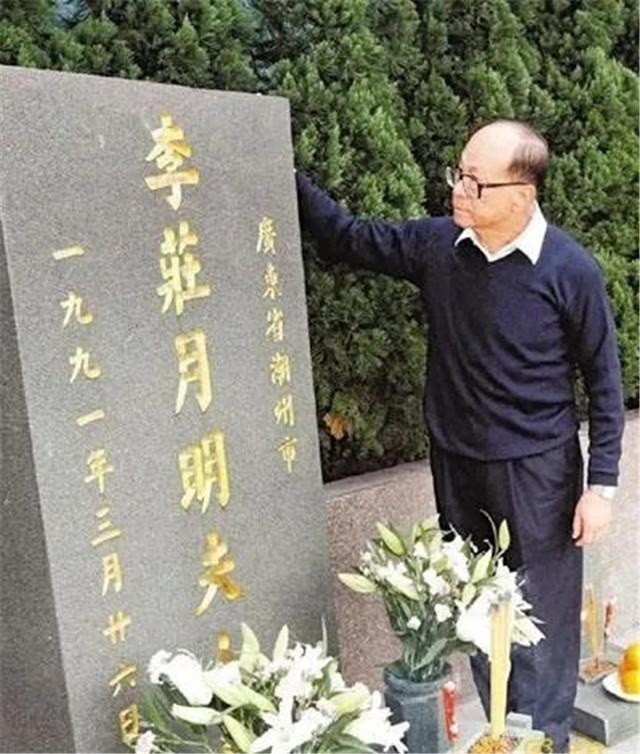 1990年，李嘉诚将李嘉欣带回了家，数小时候后原配庄明月暴毙身亡