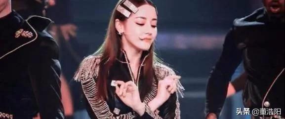 还在尬吹迪丽热巴“盛世美颜”, 离了滤镜精修，确定是同一个人？