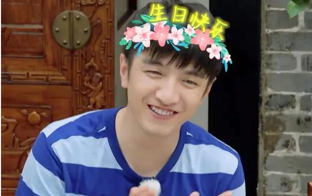 金瀚生日，用馒头和花代替蛋糕，许愿时的表现，吉娜笑得直拍桌子