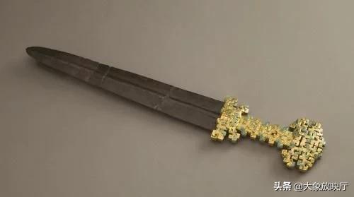古墓出土一把距今2000年的纯金宝剑