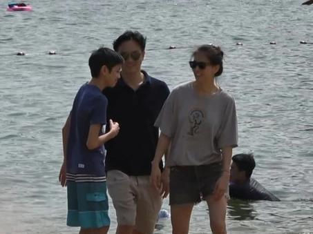 袁咏仪变老公黑粉晒其丑照，张智霖乖巧配合一脸宠溺，甜齁