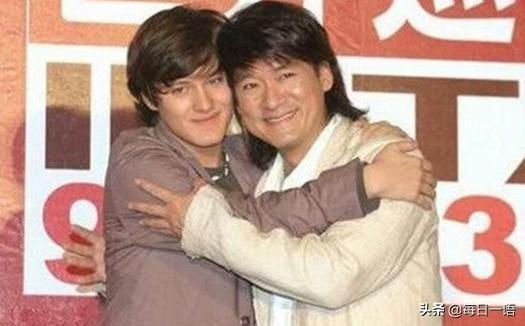 周华健30岁儿子罕见露面，笑起来神似父亲，混血都这么好看？