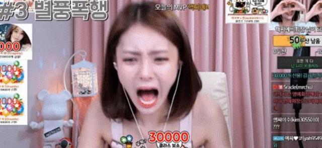 女主播收10几万打赏，当场痛哭流涕飙脏话，穿“低胸装”鞠躬致谢