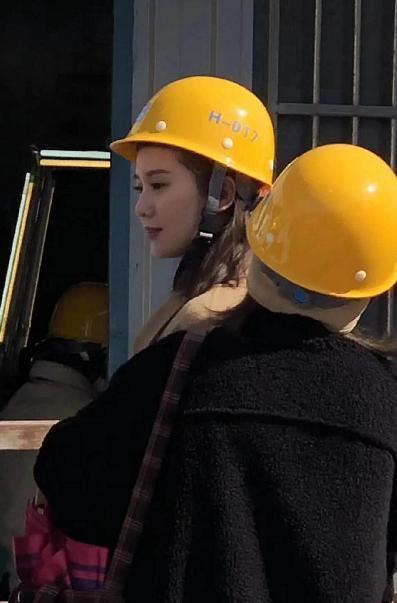 刘诗诗新路透曝光！穿大衣戴安全帽变包工头，