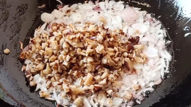 自制糯米肠家庭做法，软糯咸香，好吃又营养，出锅抢着吃，真解馋