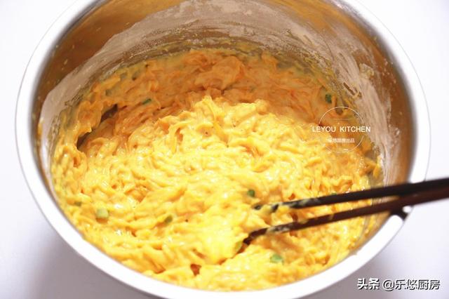 南瓜的新吃法，和面粉、鸡蛋一起做成丸子，比肉丸子还受欢迎
