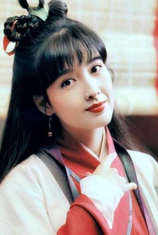 被誉为香港“玉女”，怕变老坚决不晒太阳不生