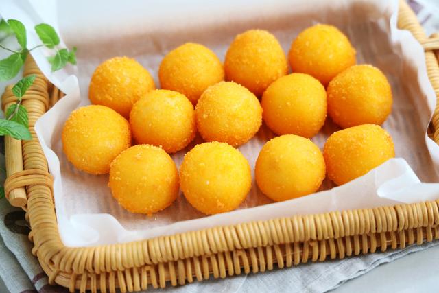 夏天就饞土豆這個吃法，又香又脆，咬一口還拉絲，成本只要幾元錢