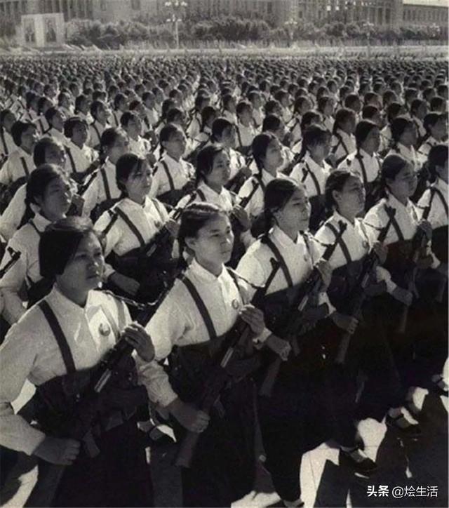 老照片：回忆全民皆兵年代，英姿飒爽的女民兵，人手一支枪