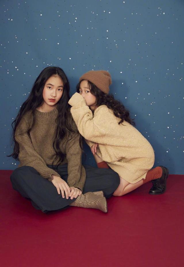 小s三个女儿一起拍广告同框比美，个个高冷自信，镜头感十足