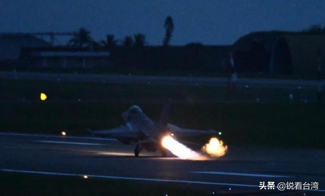 台军所有基地飞机轮流升空，民众&ldquo;吓醒了&rdquo;！解放军战机昨夜2度巡航让台军恐慌（多图）
