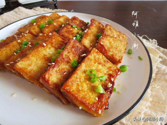 豆腐这样做，外酥里嫩嘎嘎香，成本不足2元钱，全家吃的过瘾