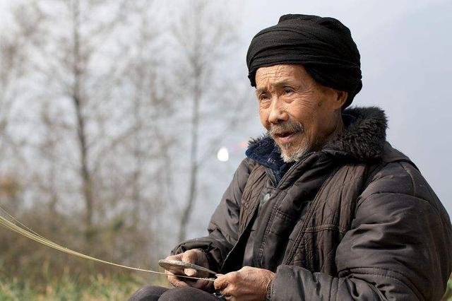 农村老话：龟背蛇腰不可交，瞟眼看人不用刀有