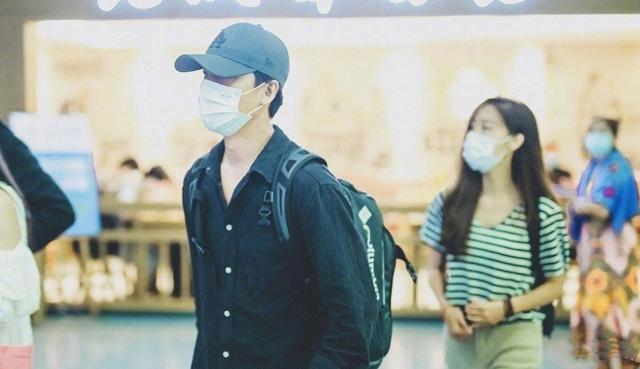 亮相|黄轩带女友亮相机场 两人都是一样的朴素和低调风格很搭