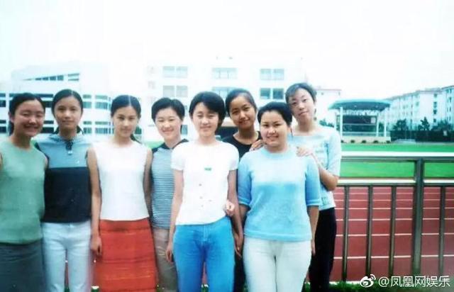 黄圣依参加20年同学会照片曝光，网友：女神和普