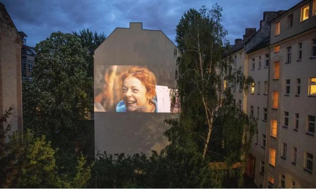 地摊经济时代，露天电影院能救市吗？