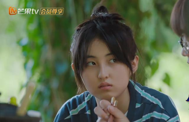 张子枫吃鸭蛋只吃黄被长辈说教，谁注意彭昱畅