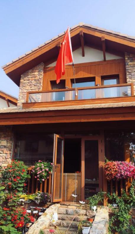 32岁苗苗坐拥别墅，红砖实木外观设计，犹如世外