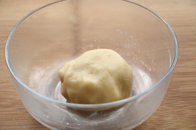 家里有面粉试试这样吃，层次多又酥脆，食材简单，做法一看就会