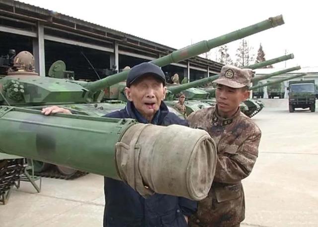 抗战老兵双目失明隐功七十年，因此物暴露身份，部队派出六辆坦克