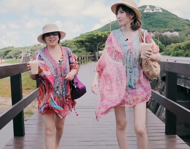 陈若仪嫌海边太热，脱掉开衫，看到她穿的啥，