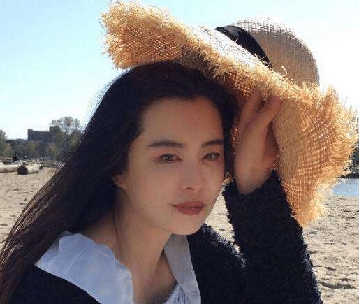 ​当50岁邱淑贞遇到51岁王祖贤，网友：还是自然