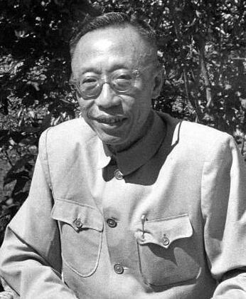 溥仪晚年游故宫，看到一位白发苍苍的老人，顿