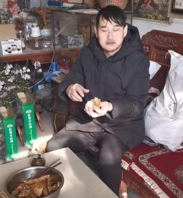 在“大衣哥”的门前，看到了人性的丑陋，朱之