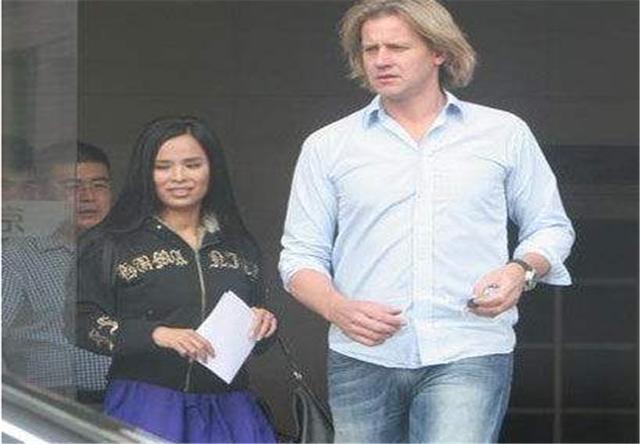 被骂“小三”远嫁异国“遭家暴”，国际女星韦唯又出跨国新恋情