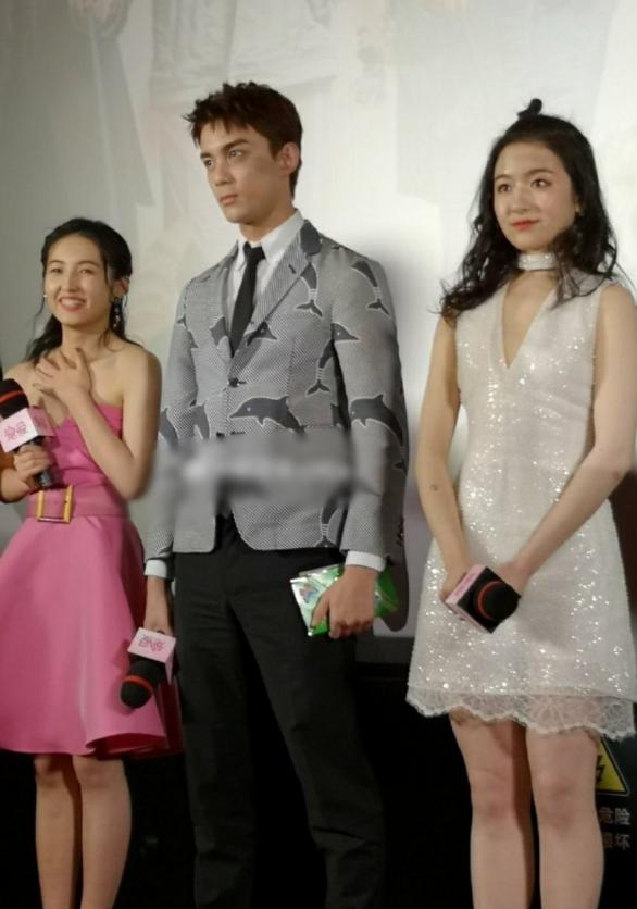 有种“合影杀手”叫张子枫，电棍腿抢镜，真替