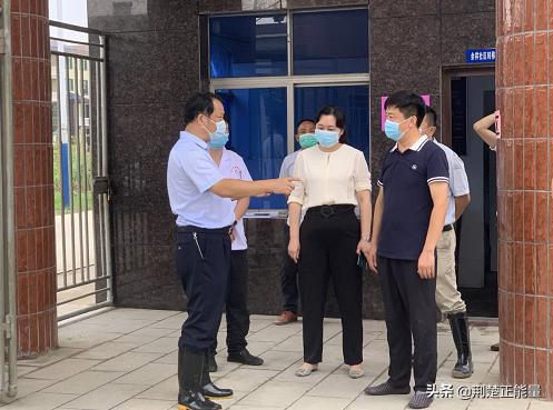湖北武穴：李新桥、陈风等到余祥小学看望安置点群众