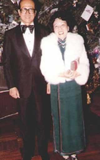 李嘉诚花3000万将李嘉欣带回家，次日原配就暴毙家中