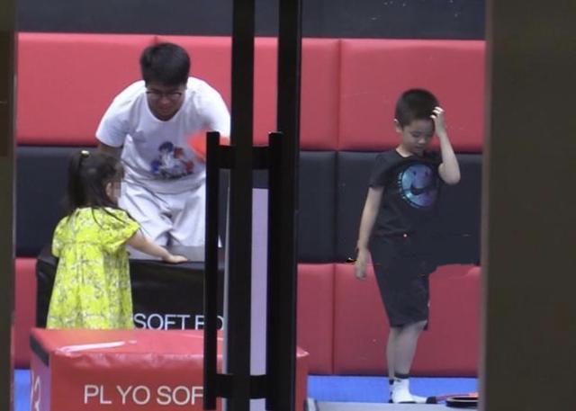 嗯哼兄妹一起买玩具，回头照顾妹妹很贴心，清爽板寸帅气十足