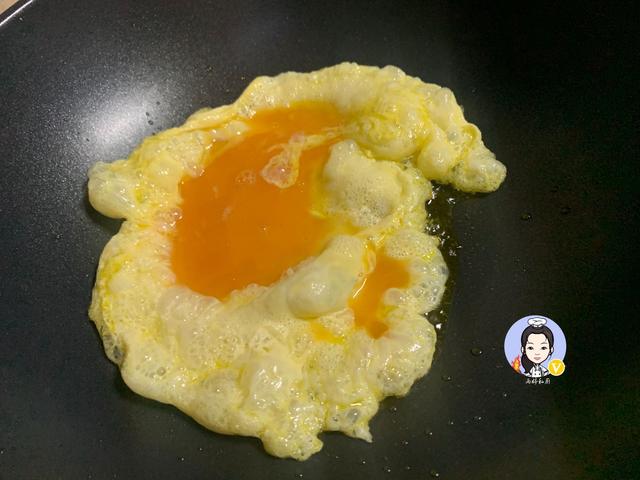 天热，这汤我家三天两头准煮一锅，鲜味十足又营养，10分钟就上桌