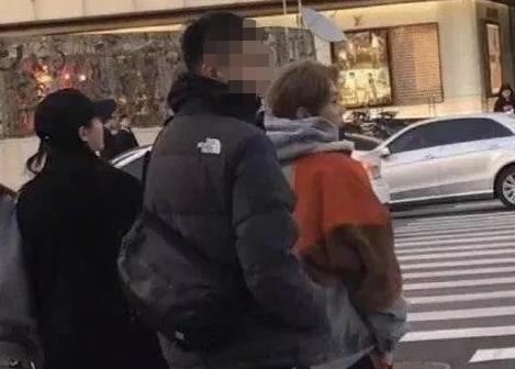 国民闺女关晓彤深夜探班鹿晗，穿情侣装超般配，同回酒店甜蜜约会