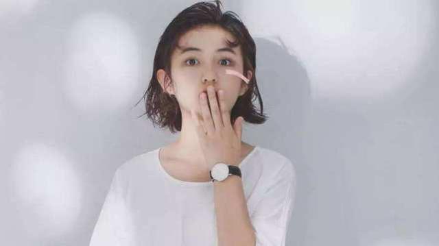 张子枫有多火？戴着口罩只想安静的逛街，却被知名综艺追着拍