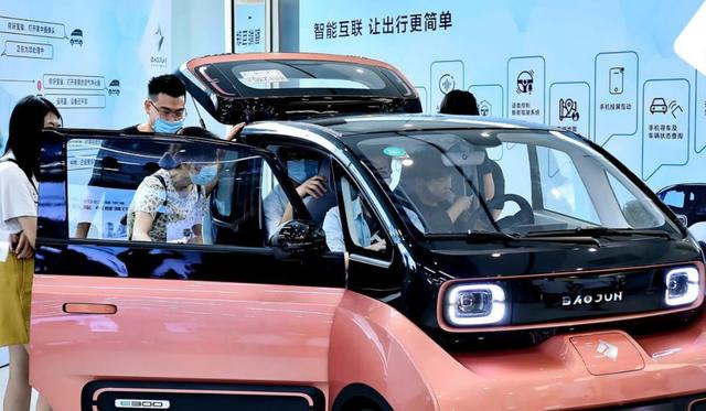 新宝骏E300，科幻外观，未来的座舱，配2-4个独立