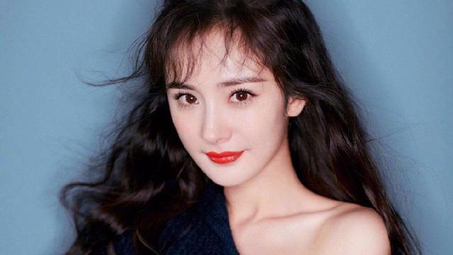 杨幂拍摄现场心情沮丧，神色凝重看手机对助理