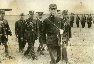 汪精卫儿子回国祭祖，看到父母的跪像，咬着牙说了10个字