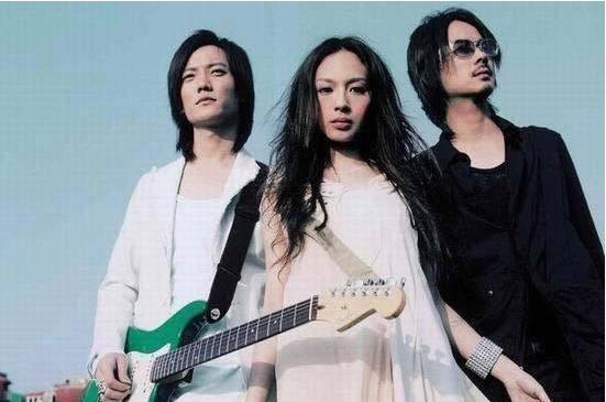 歌手詹雯婷近照曝光！波波头穿紫色运动服像大妈，39岁素颜认不出