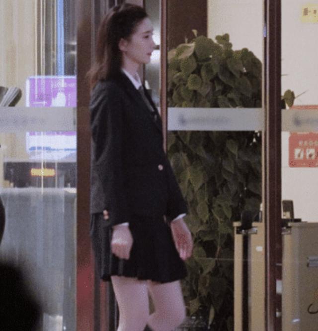 江疏影"高中照"被疯传，穿JK制服逛街，这腿是被上帝吻过吗？