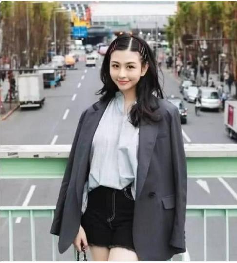 有一种复制粘贴叫邱淑贞女儿，20岁模仿亲妈经典造型，基因太强大